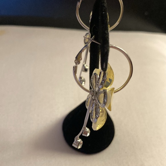 NWOT - Light Yellow Flower Silvertone Hoop Pierced Earrings & White Crystals - Picture 7 of 11